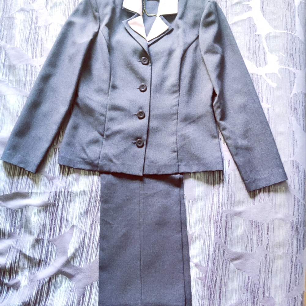 Light weight pant suit